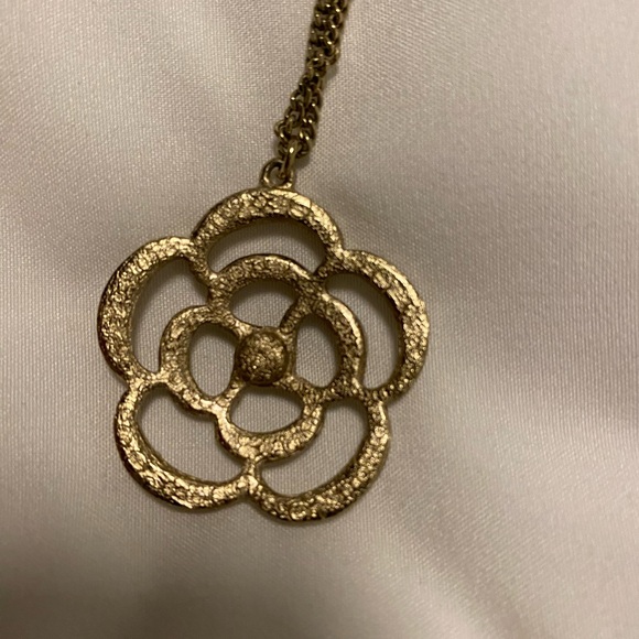 Beautiful authentic Chanel Camelia necklace - Picture 3 of 5